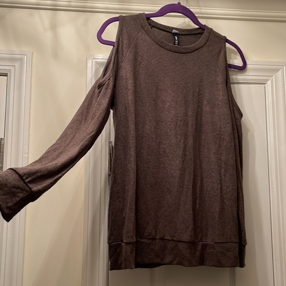 Design Lab Cold Shoulder Sweater - Picture 2 of 5